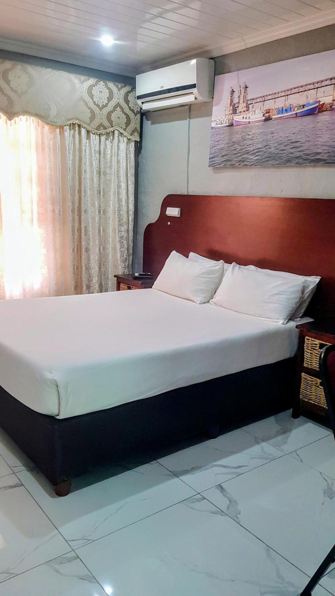 Rainbow Guest House And Tours Uitenhage Exteriör bild