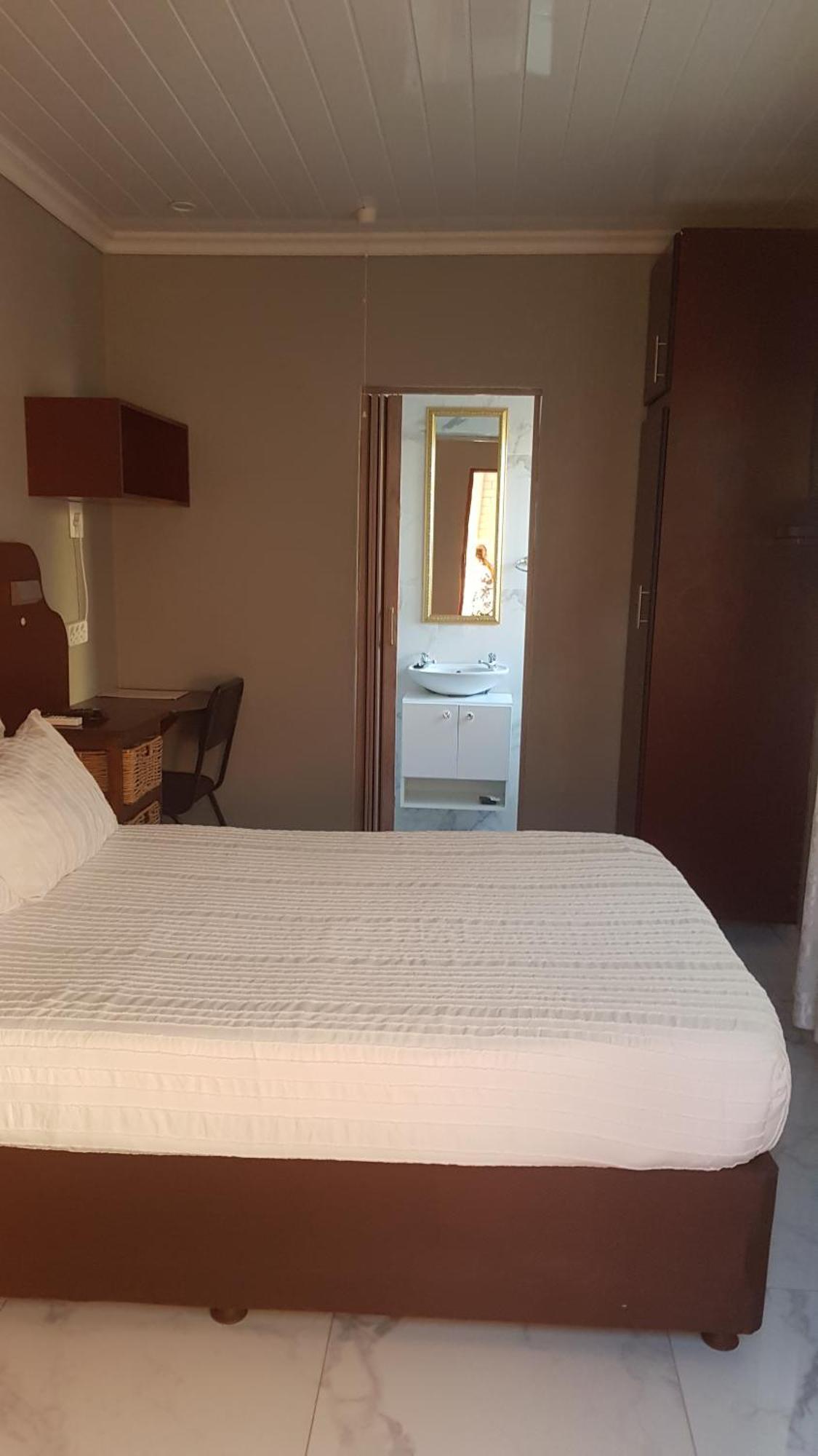 Rainbow Guest House And Tours Uitenhage Exteriör bild