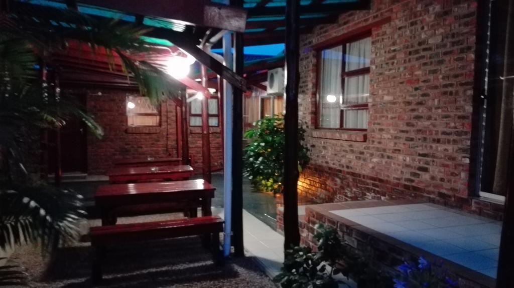 Rainbow Guest House And Tours Uitenhage Exteriör bild